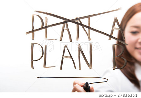 計画の変更をするビジネスウーマン 27836351