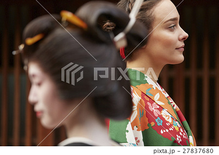 芸妓さんとすれ違う外国人観光客 27837680