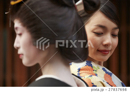 芸妓さんとすれ違う着物の女性 27837698