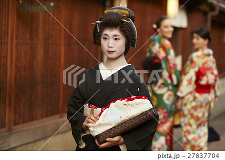 茶屋街を歩く芸妓さん 27837704