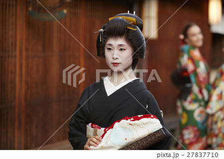 茶屋街を歩く芸妓さん 27837710