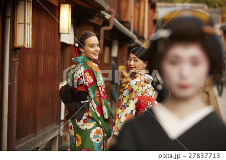 芸妓さんを見つめる観光客の女性たち 芸妓さんを見つめる観光客の女性たち 27837713