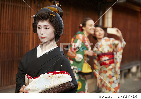 茶屋街を歩く芸妓さん 茶屋街を歩く芸妓さん 27837714