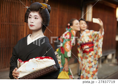 茶屋街を歩く芸妓さん 27837719