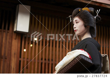 茶屋街を歩く芸妓さん 27837724
