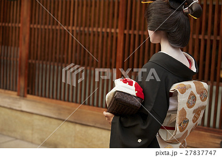 茶屋街を歩く芸妓さん 27837747