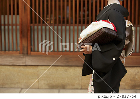 茶屋街を歩く芸妓さん 27837754
