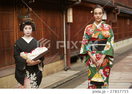 芸妓さんと着物の外国人女性 ポートレート 芸妓さんと着物の外国人女性 ポートレート 27837755