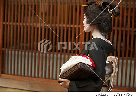 茶屋街を歩く芸妓さん 27837756