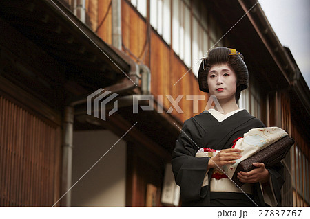 茶屋街を歩く芸妓さん 茶屋街を歩く芸妓さん 27837767
