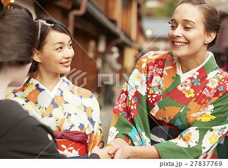芸妓さんに握手をしてもらう外国人観光客 27837769