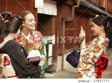 茶屋街で記念撮影する日本人女性と外国人女性 茶屋街で記念撮影する日本人女性と外国人女性 27837777
