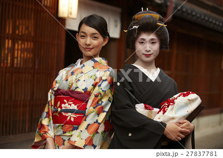 芸妓さんと着物の女性　ポートレート
 27837781