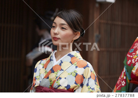 茶屋街を観光する日本人女性 茶屋街を観光する日本人女性 27837788
