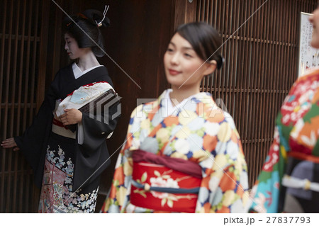 茶屋を出る芸妓さん 27837793