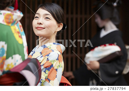 茶屋街を観光する日本人女性 茶屋街を観光する日本人女性 27837794