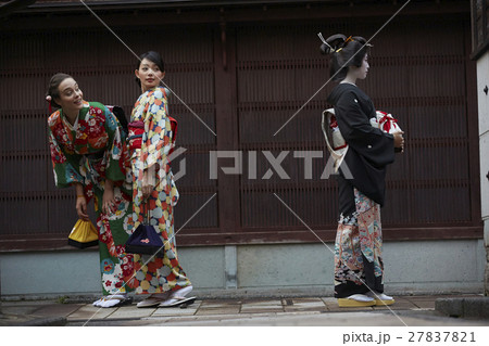 芸妓さんとすれ違う観光客 27837821