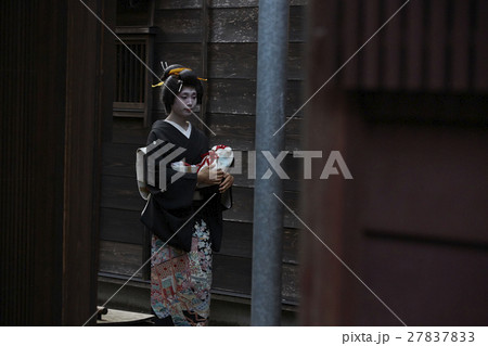 茶屋街を歩く芸妓さん 27837833