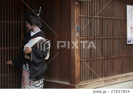 茶屋を出る芸妓さん 27837854
