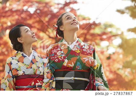 紅葉を満喫する日本人女性と外国人女性 27837867
