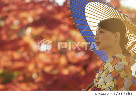 鮮やかな紅葉と着物の女性 ポートレート 鮮やかな紅葉と着物の女性 ポートレート 27837868