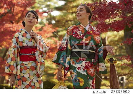 紅葉を満喫する日本人女性と外国人女性 紅葉を満喫する日本人女性と外国人女性 27837909