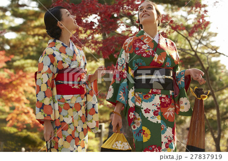 紅葉を満喫する日本人女性と外国人女性 27837919