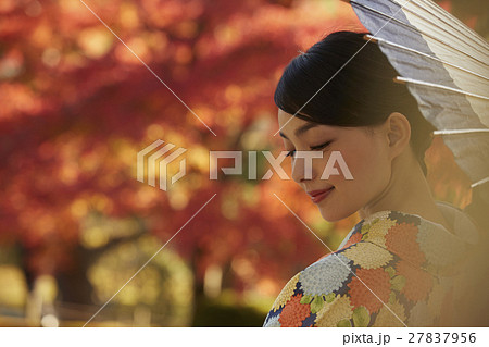 鮮やかな紅葉と着物の女性 ポートレート 鮮やかな紅葉と着物の女性 ポートレート 27837956