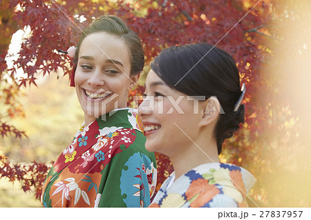 紅葉を満喫する日本人女性と外国人女性 紅葉を満喫する日本人女性と外国人女性 27837957