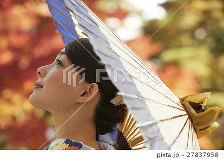 鮮やかな紅葉と着物の女性　ポートレート 27837958
