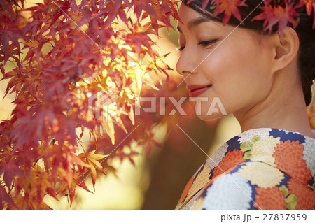 鮮やかな紅葉と着物の女性　ポートレート 27837959