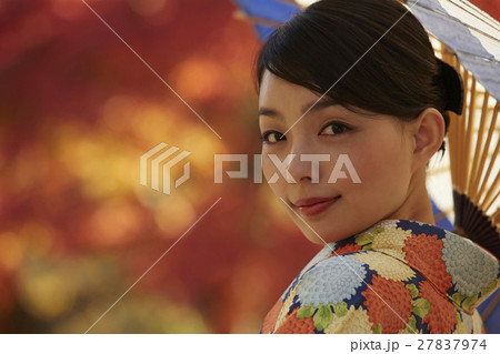 鮮やかな紅葉と着物の女性 ポートレート 鮮やかな紅葉と着物の女性 ポートレート 27837974