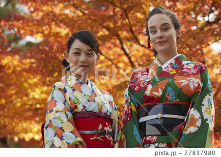 紅葉を満喫する日本人女性と外国人女性 紅葉を満喫する日本人女性と外国人女性 27837980