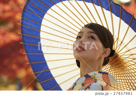 鮮やかな紅葉と着物の女性 ポートレート 鮮やかな紅葉と着物の女性 ポートレート 27837981