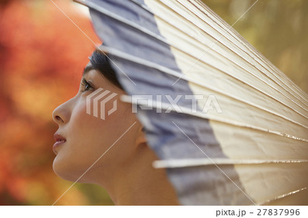 鮮やかな紅葉と着物の女性 ポートレート 鮮やかな紅葉と着物の女性 ポートレート 27837996