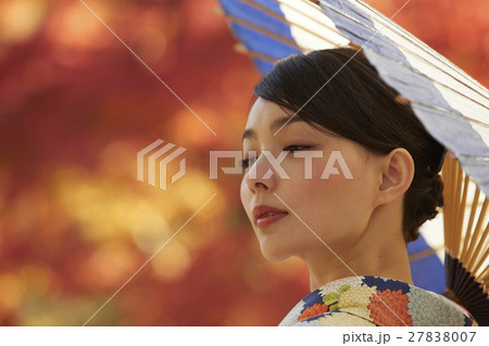 鮮やかな紅葉と着物の女性 ポートレート 鮮やかな紅葉と着物の女性 ポートレート 27838007