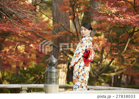 鮮やかな紅葉と着物の女性 ポートレートの写真素材