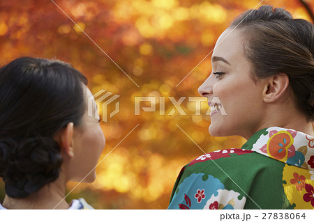紅葉を満喫する日本人女性と外国人女性 27838064