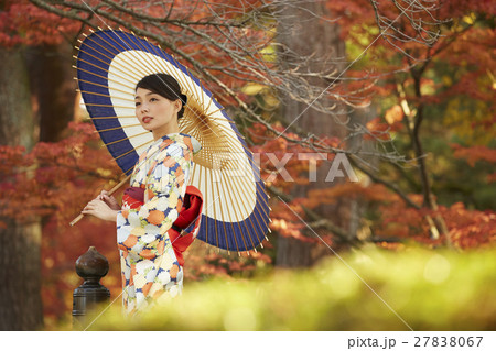 鮮やかな紅葉と着物の女性 ポートレート 鮮やかな紅葉と着物の女性 ポートレート 27838067