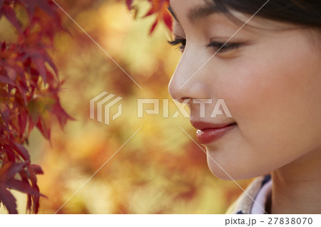 鮮やかな紅葉と着物の女性　ポートレート 27838070