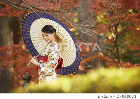 鮮やかな紅葉と着物の女性　ポートレート 27838071