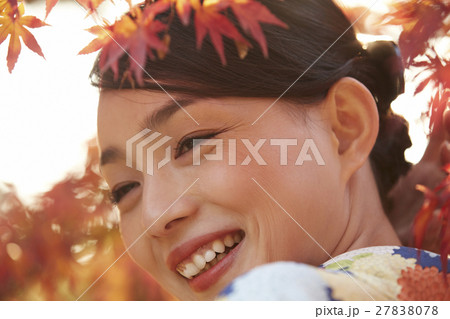 鮮やかな紅葉と着物の女性　ポートレート 27838078