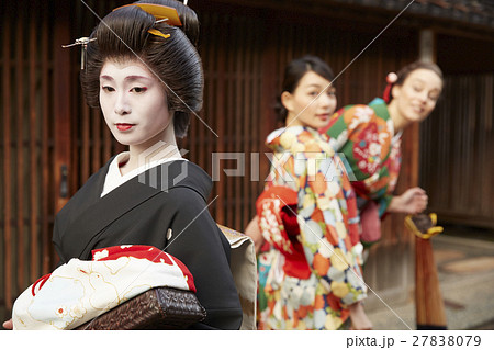 茶屋街を歩く芸妓さん 27838079