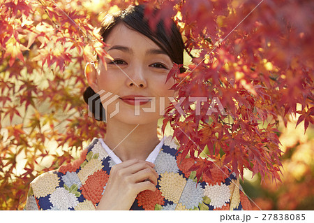 鮮やかな紅葉と着物の女性 ポートレートの写真素材