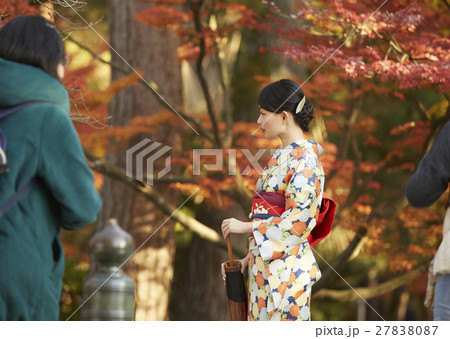 鮮やかな紅葉と着物の女性　ポートレート 27838087