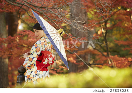 鮮やかな紅葉と着物の女性 ポートレートの写真素材 2780