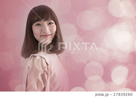 セミロングヘアの若い女性 CG 合成 27839260