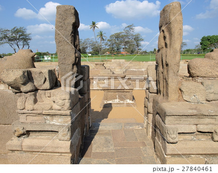 世界遺産「マハーバリプラムの建造物群」の海岸寺院の外壁（インド） 27840461