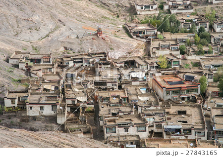 Traditional tibetan homes in the Gyantse town 27843165