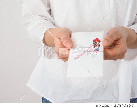 のし袋を出す女性 のし袋を出す女性 27843359